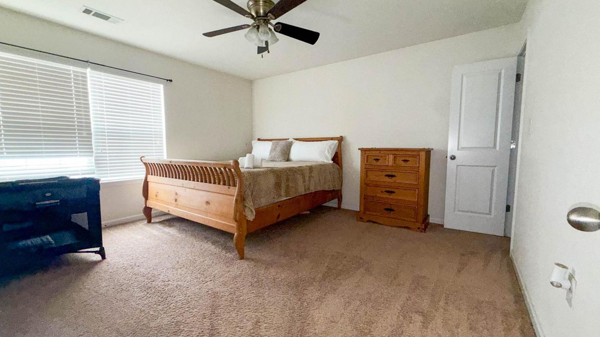 Modern 4 Bedroom Near Uptown *