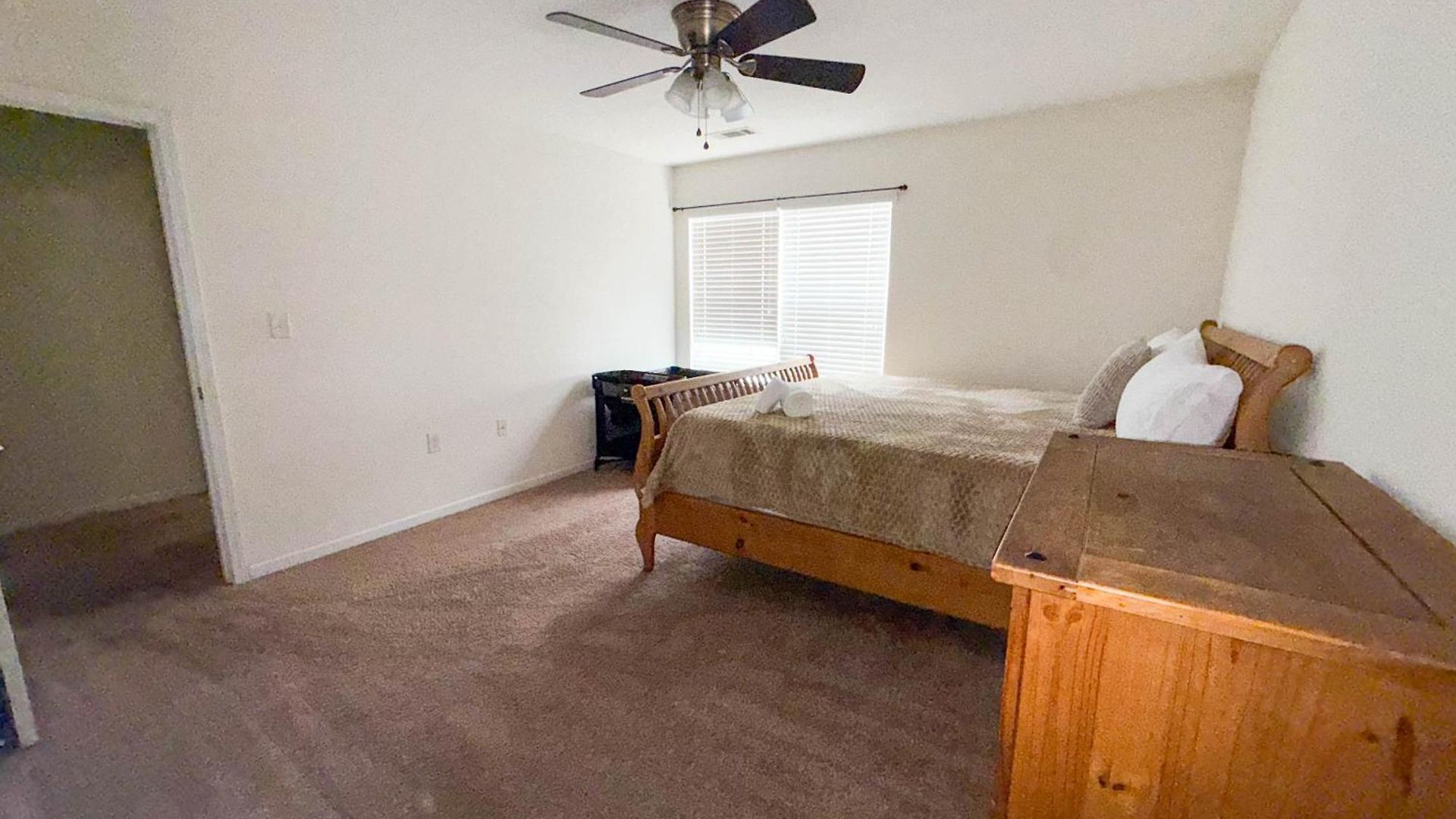 Modern 4 Bedroom Near Uptown *