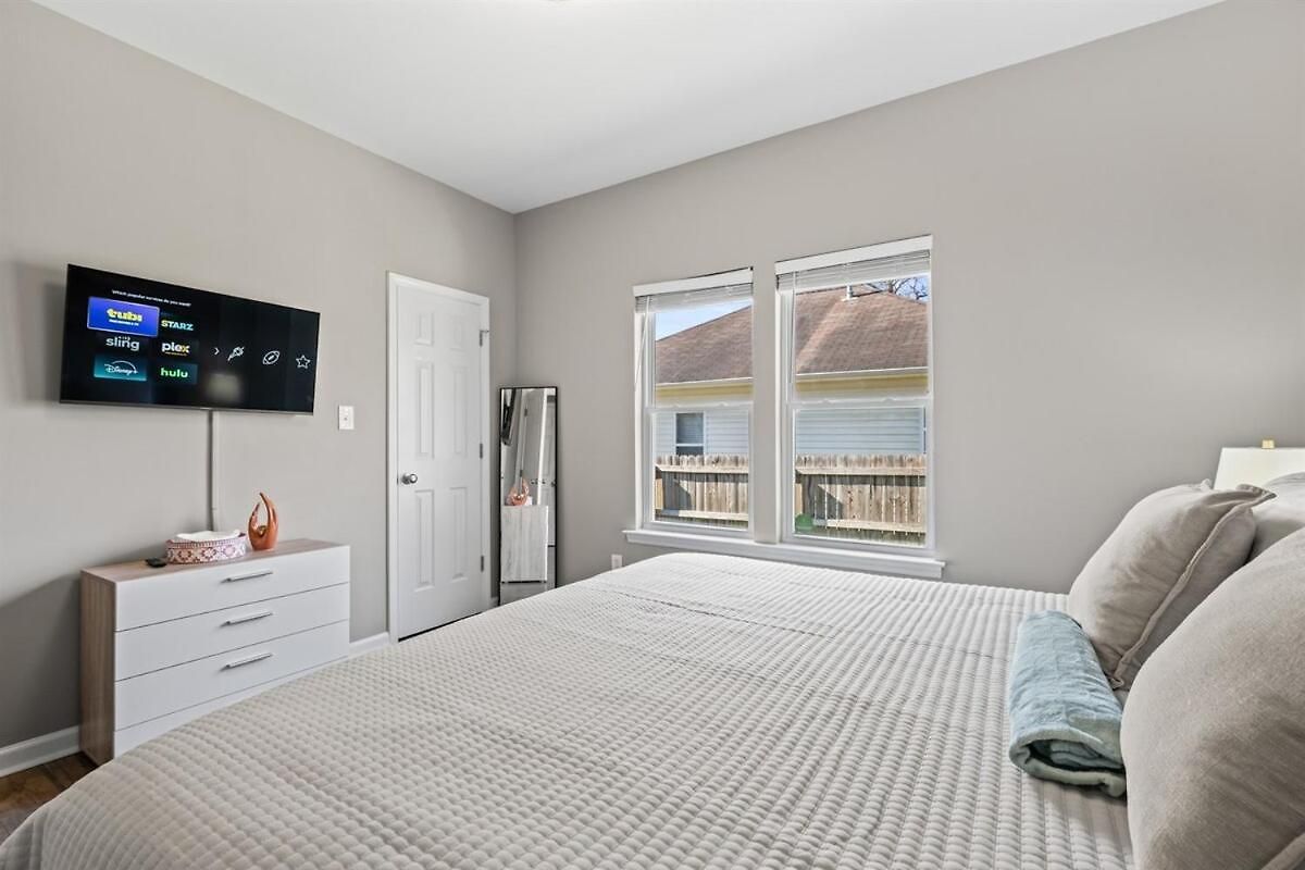 Holiday home 2br With Fenced Backyard, Minutes To Uptown Charlotte