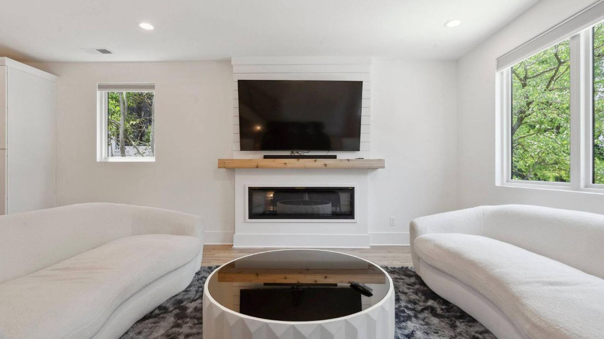 Holiday home Luxury Build - King Beds - Minutes To Uptown