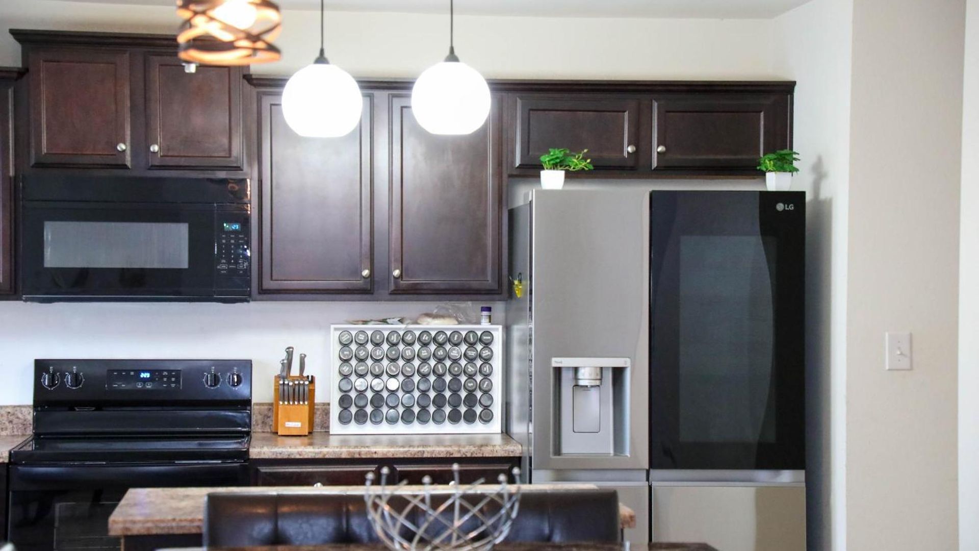 Modern 4 Bedroom Near Uptown