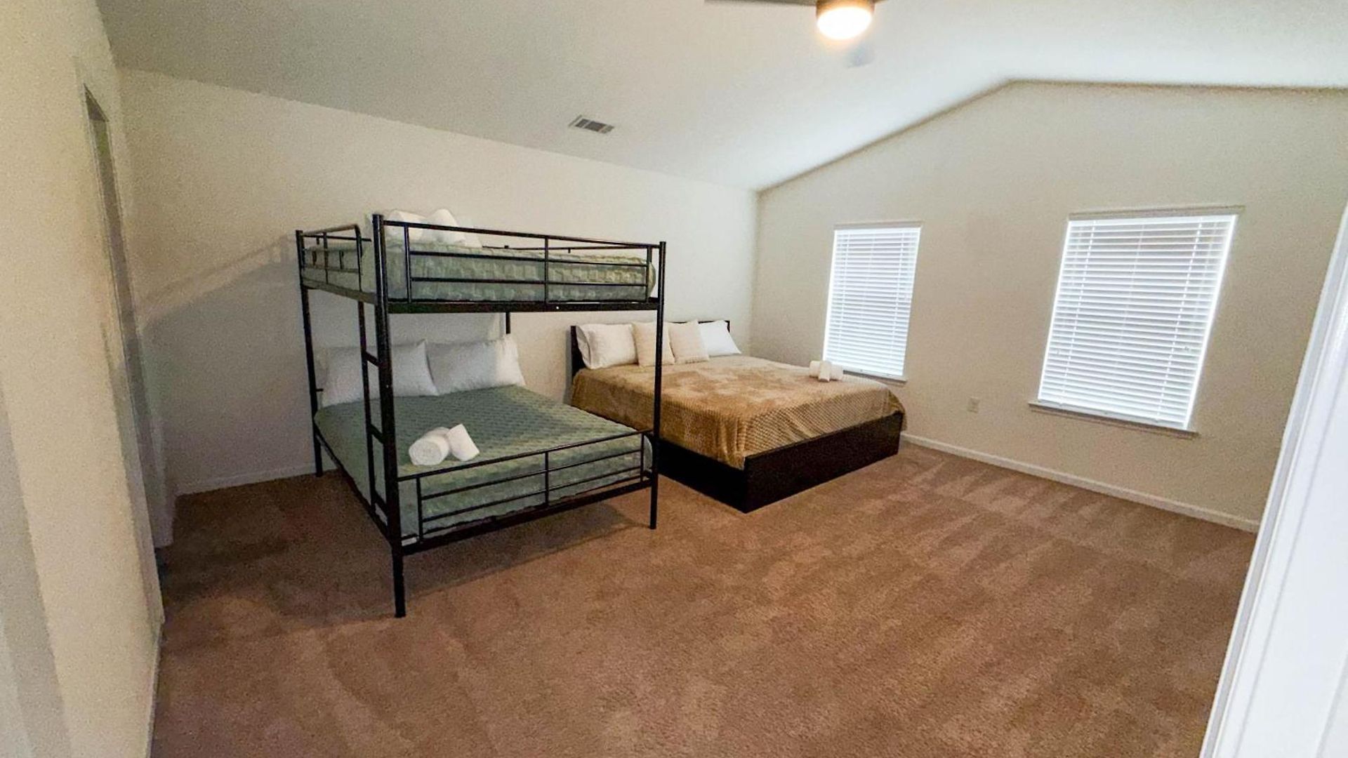 Modern 4 Bedroom Near Uptown Holiday home Charlotte