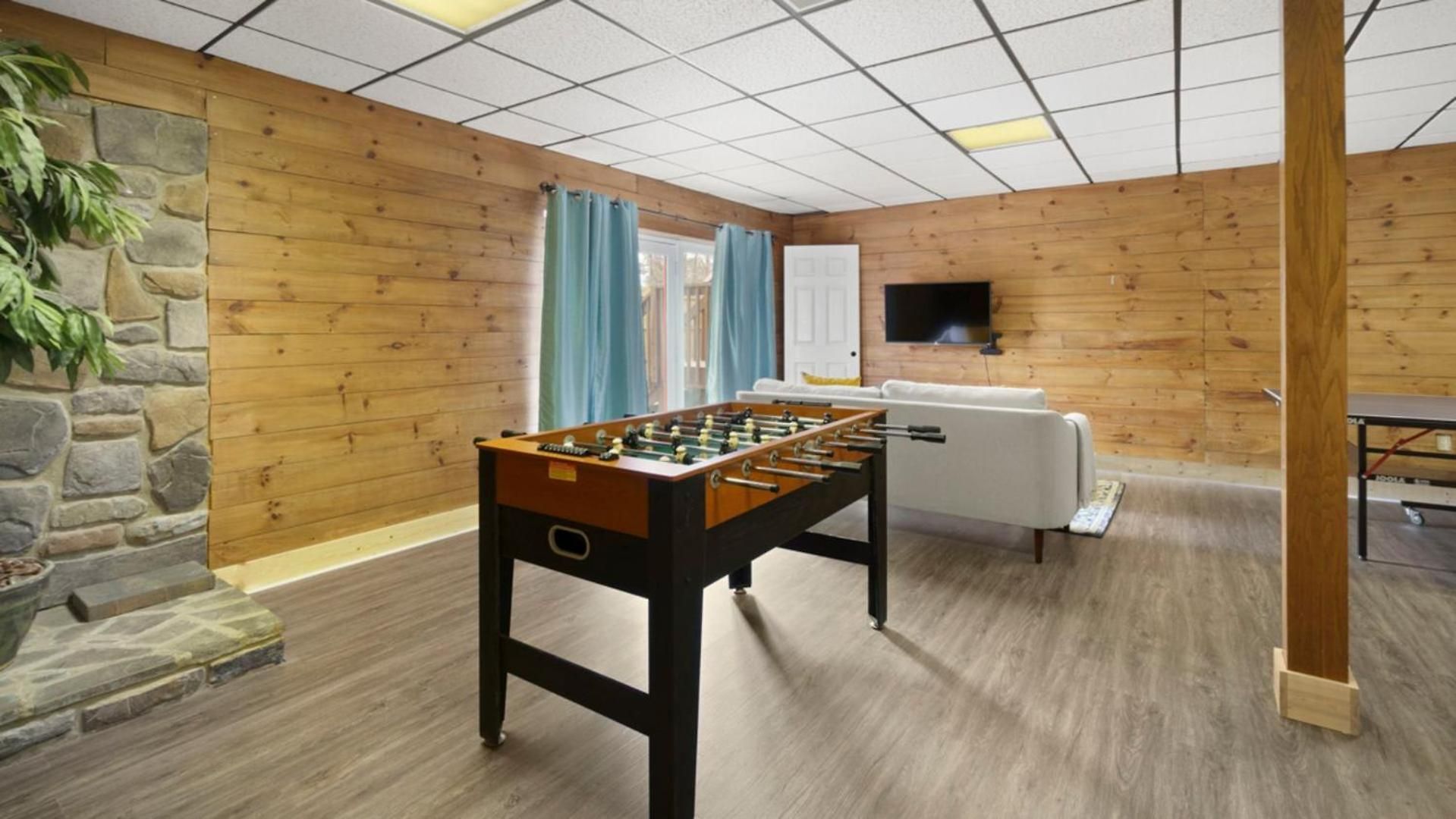 Renovated 5br/3ba W/ Rec Holiday home Charlotte