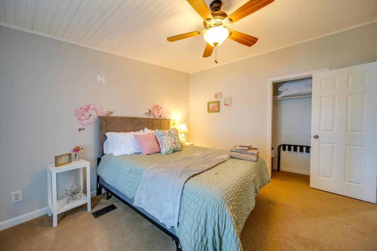 Castaway Cove 5 Bed Retreat Fire Pit Hot Tub! Holiday home Charlotte