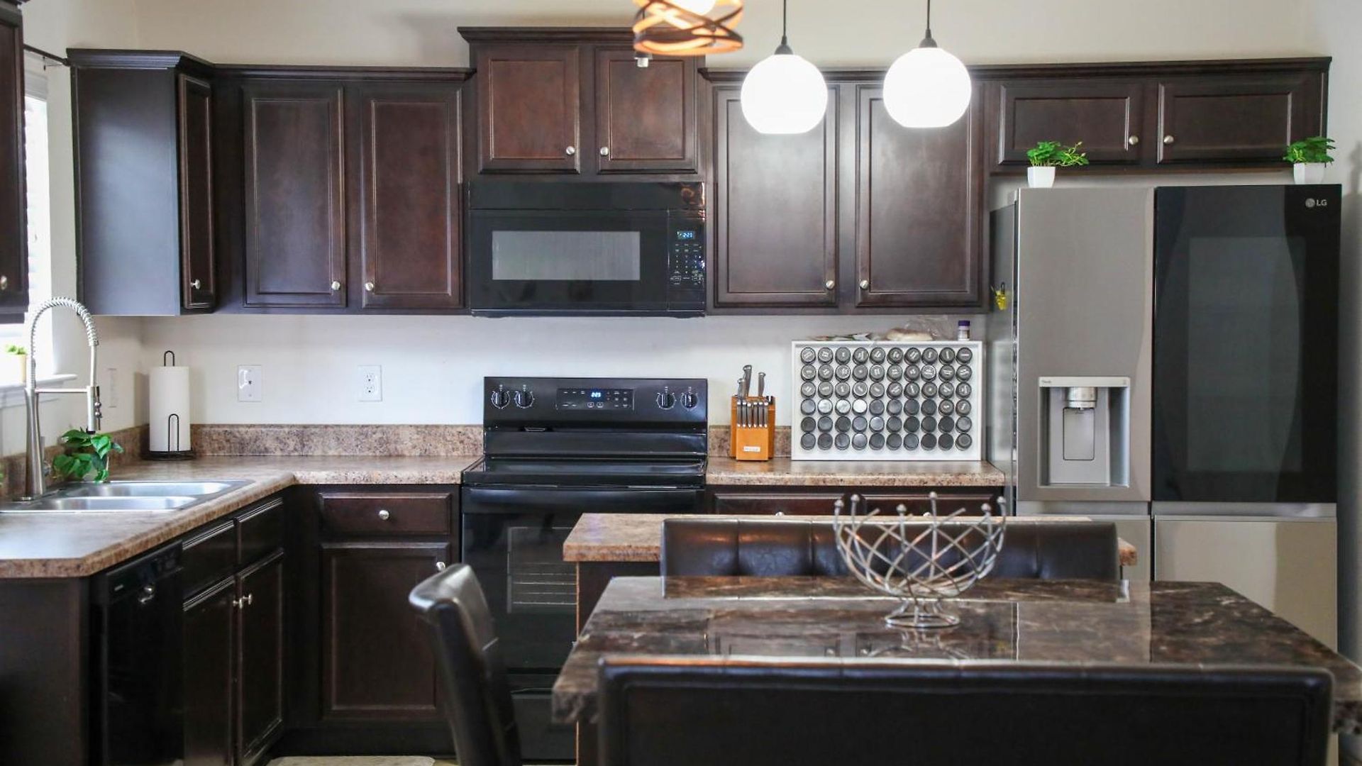 Modern 4 Bedroom Near Uptown *