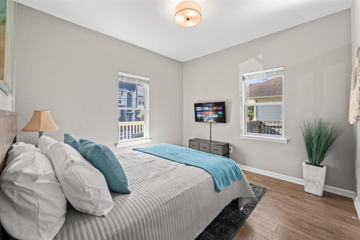 2br With Fenced Backyard, Minutes To Uptown Holiday home