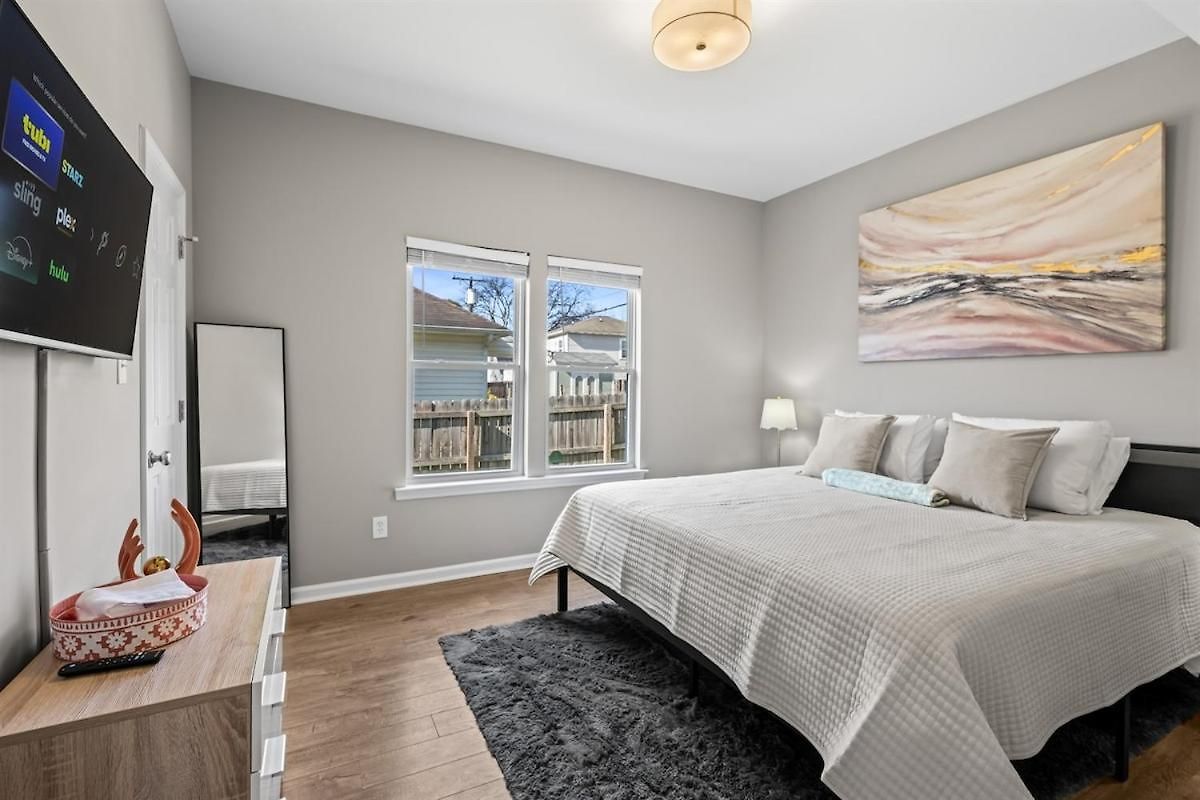 Holiday home 2br With Fenced Backyard, Minutes To Uptown *