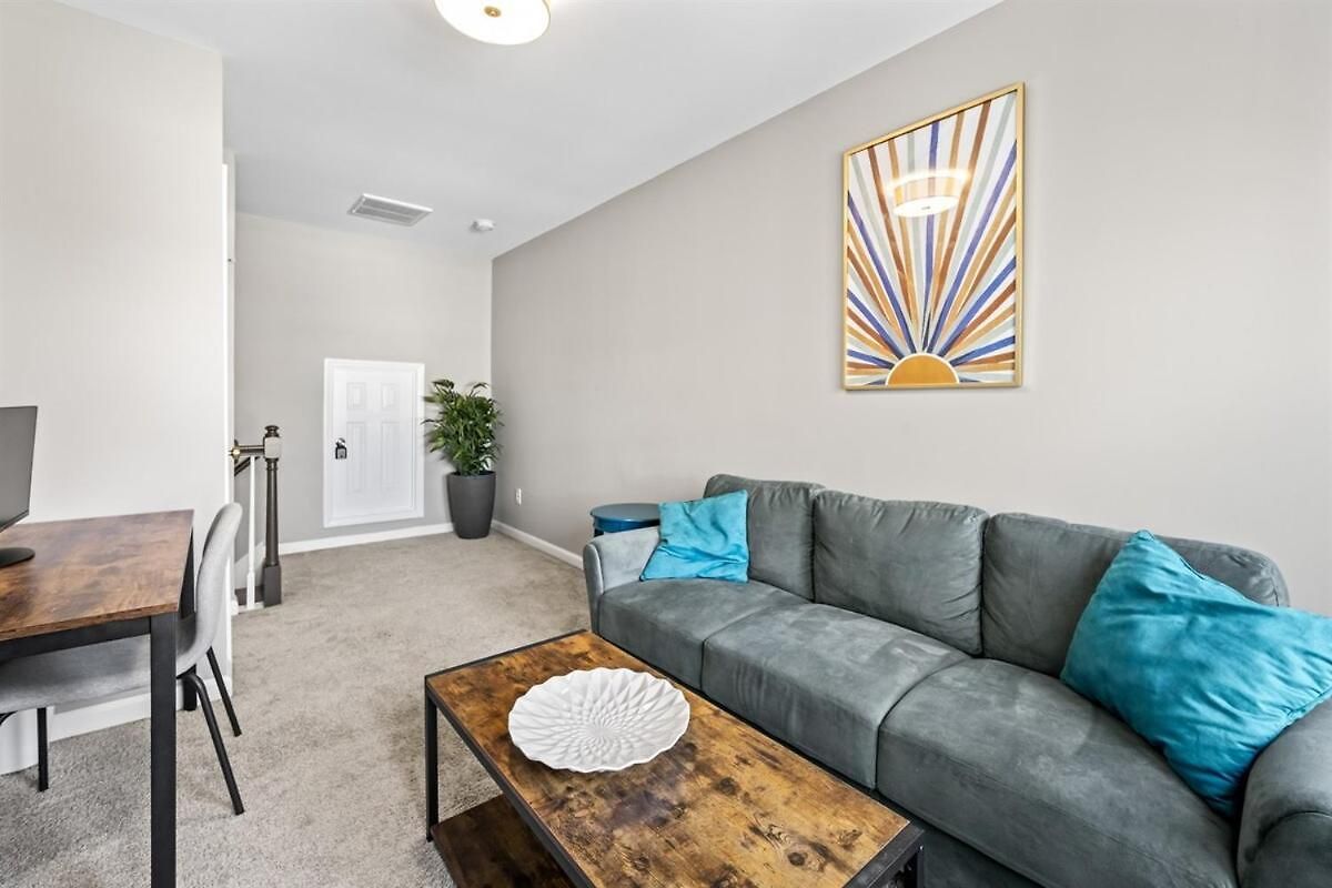 2br With Fenced Backyard, Minutes To Uptown Holiday home *