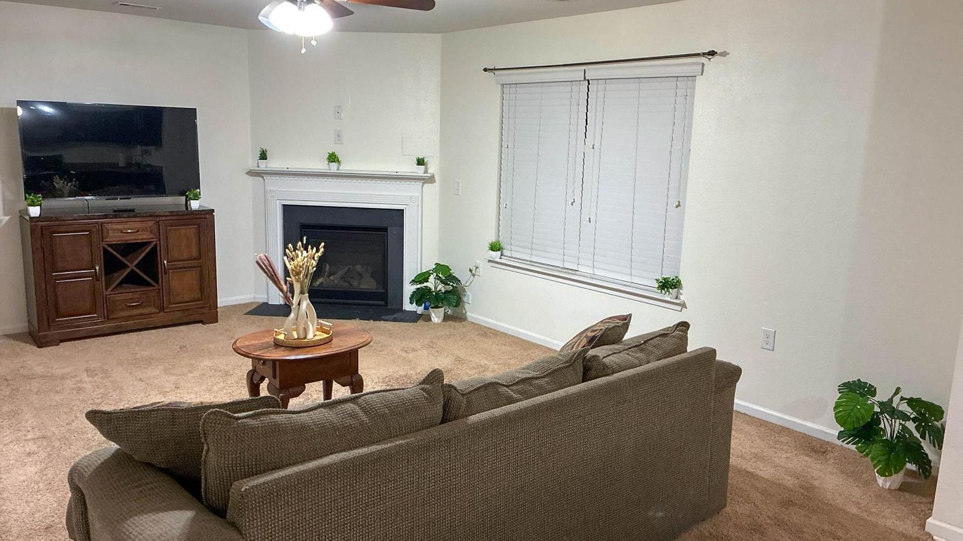 Modern 4 Bedroom Near Uptown