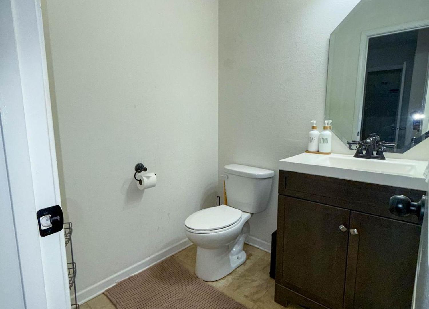 Modern 4 Bedroom Near Uptown Holiday home *