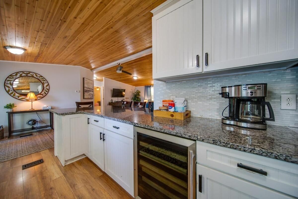 Holiday home Castaway Cove 5 Bed Retreat Fire Pit Hot Tub! Charlotte