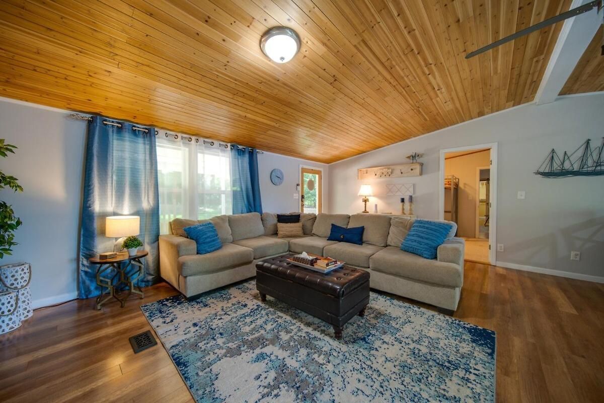 Castaway Cove 5 Bed Retreat Fire Pit Hot Tub! * Charlotte
