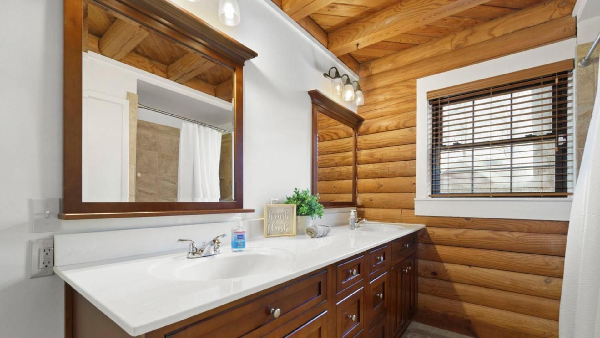 Renovated 5br/3ba W/ Rec Holiday home Charlotte