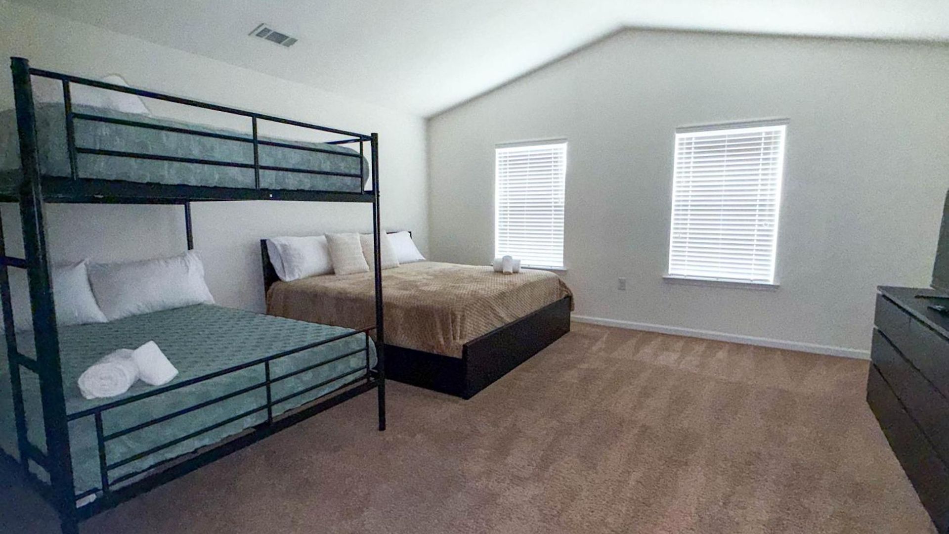 Holiday home Modern 4 Bedroom Near Uptown
