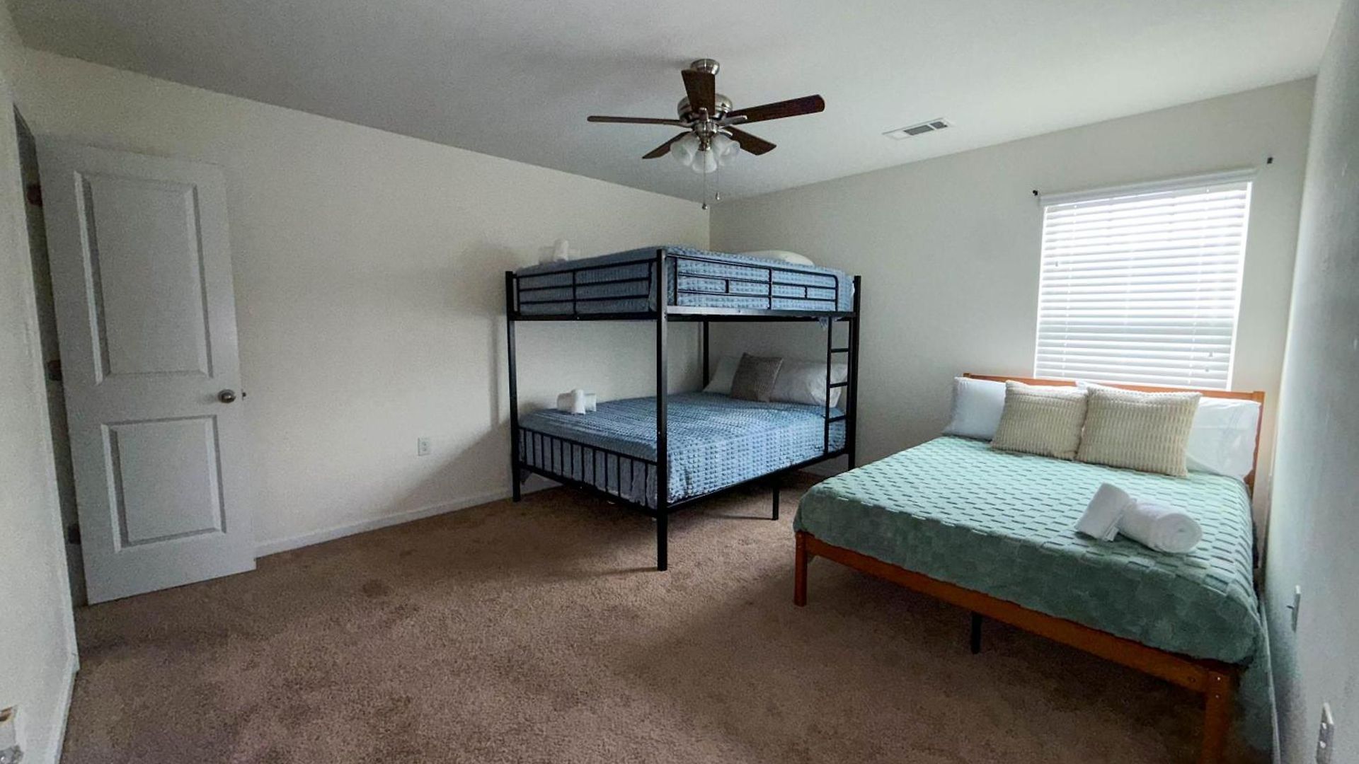 Holiday home Modern 4 Bedroom Near Uptown *