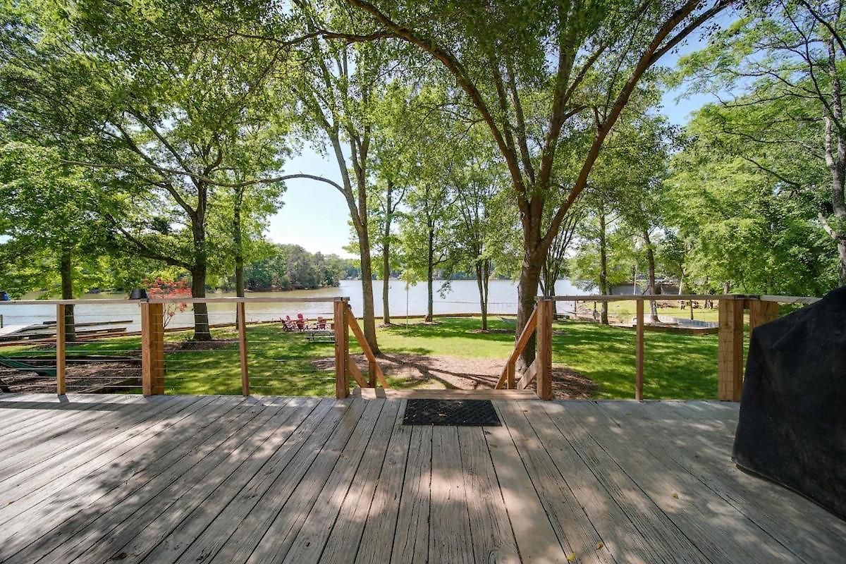 Holiday home Castaway Cove 5 Bed Retreat Fire Pit Hot Tub! Charlotte