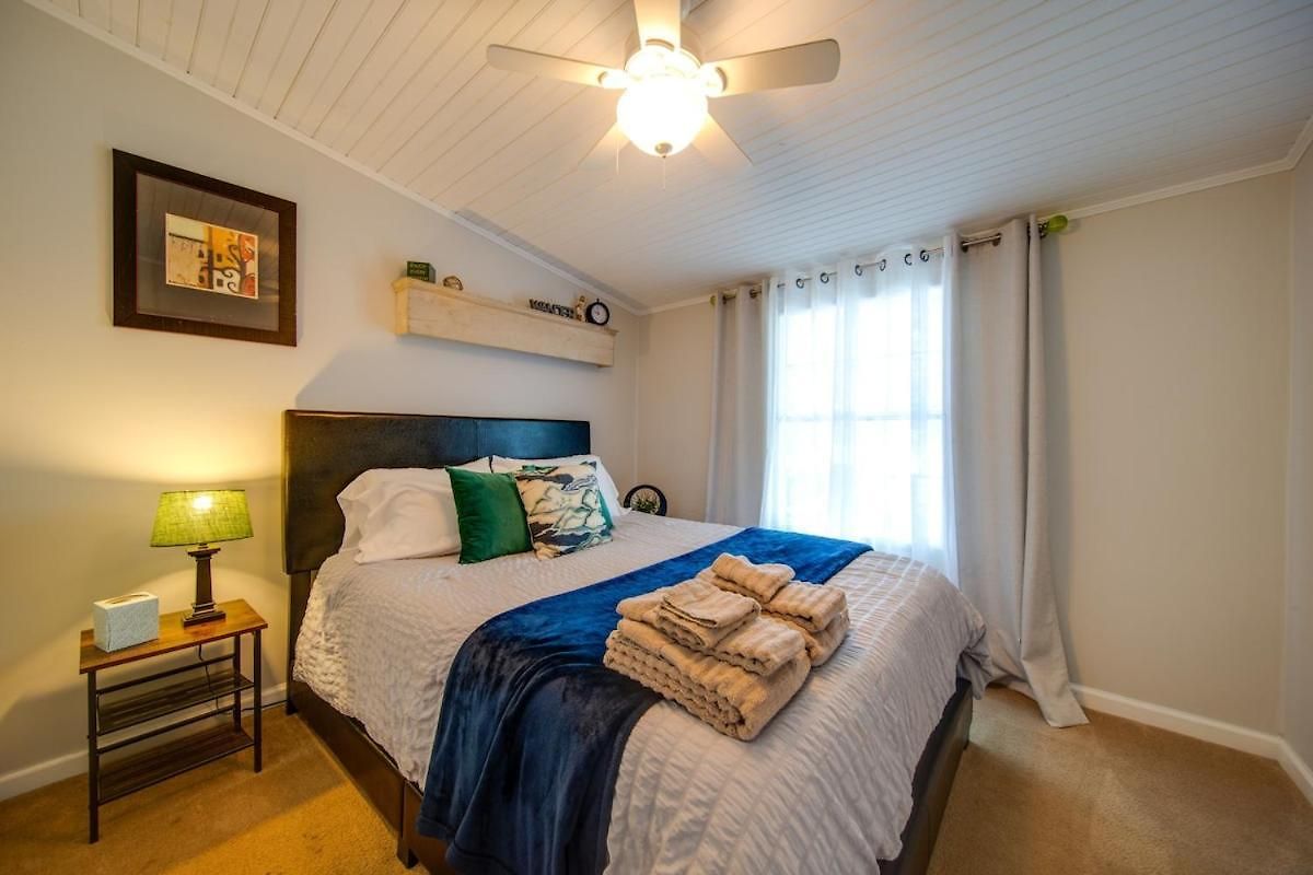 Castaway Cove 5 Bed Retreat Fire Pit Hot Tub! Charlotte