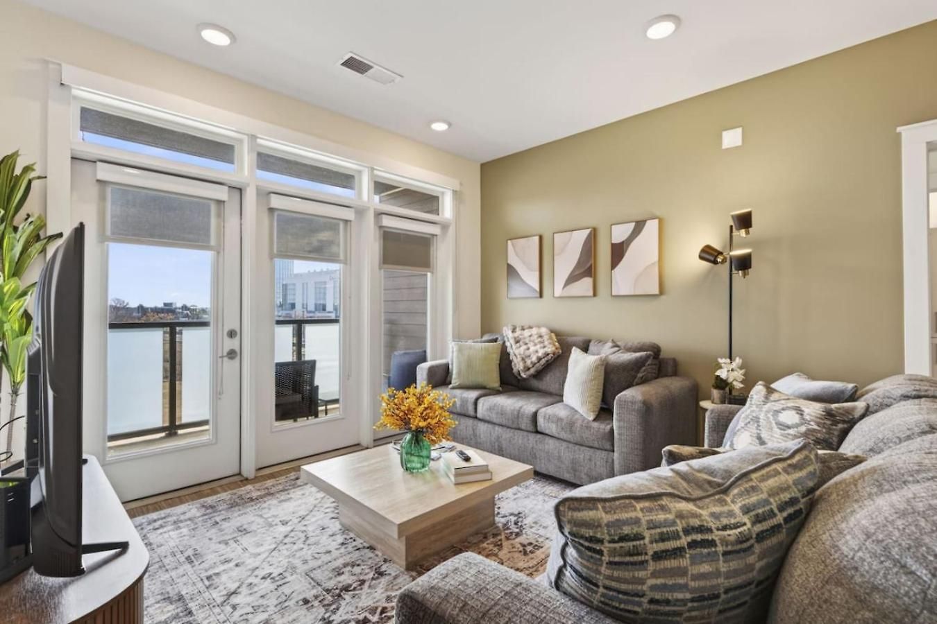 Queen Breeze - Parking, Pool, Walkable * Charlotte