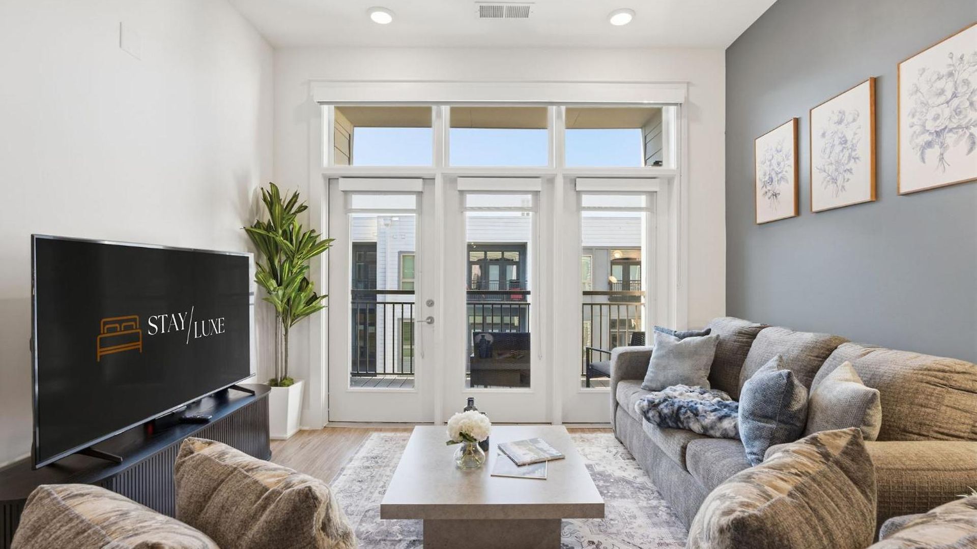 Skyline Retreat - Free Parking, Pool, Balcony * Charlotte