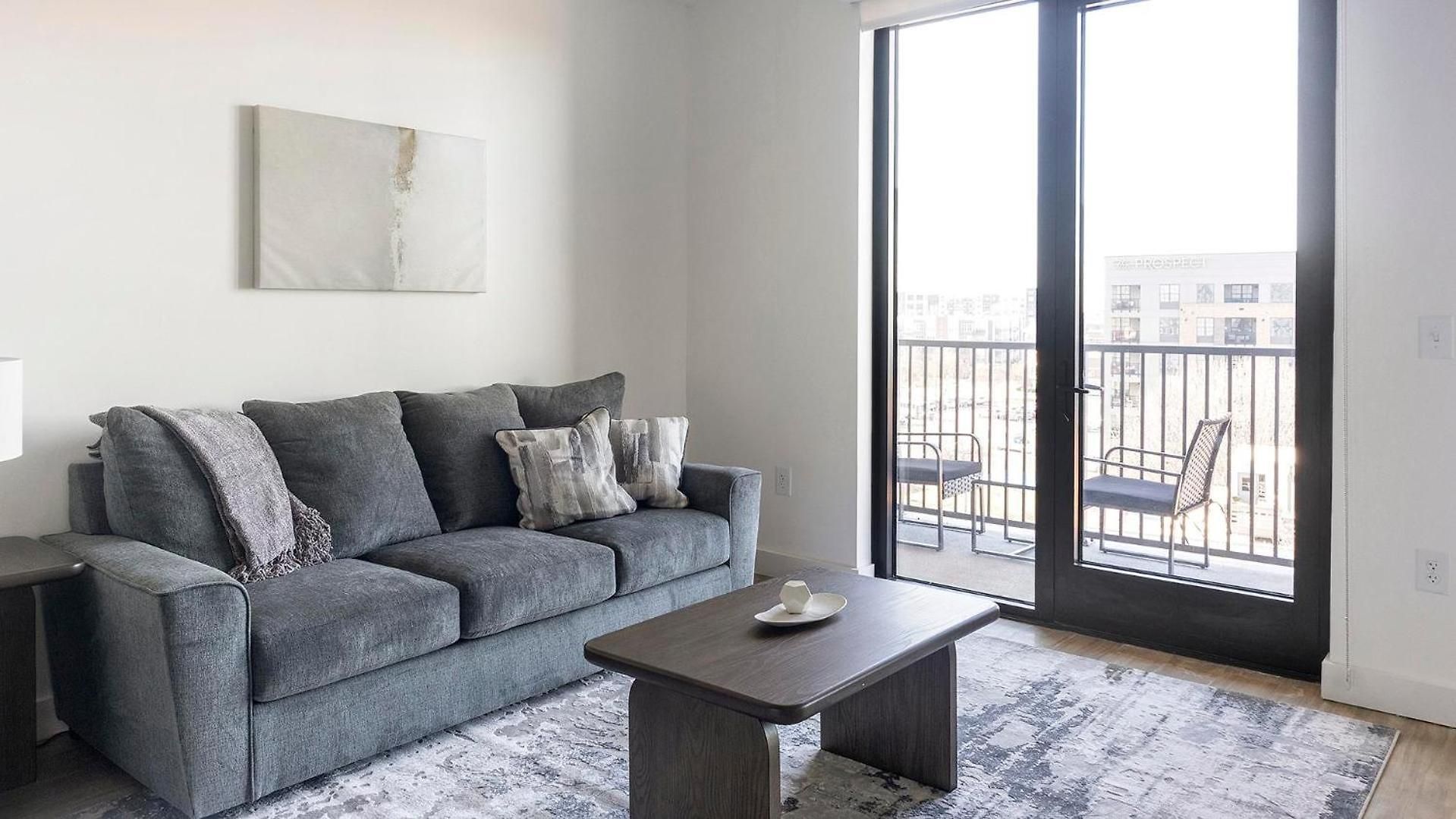 Apartment Landing - Bond On Mint *