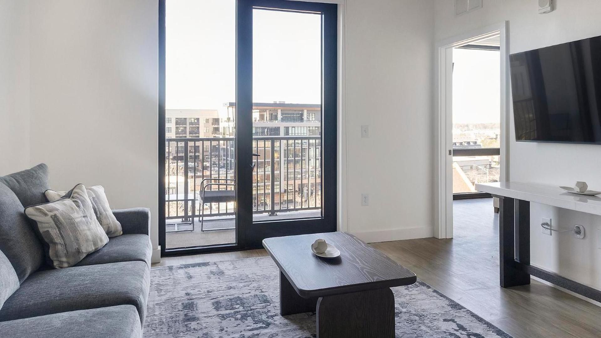 Apartment Landing - Bond On Mint *