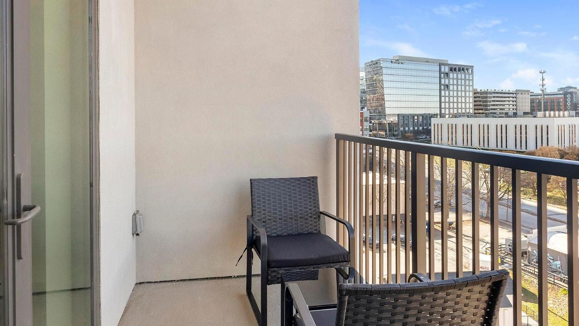 Landing - Bond On Mint Apartment