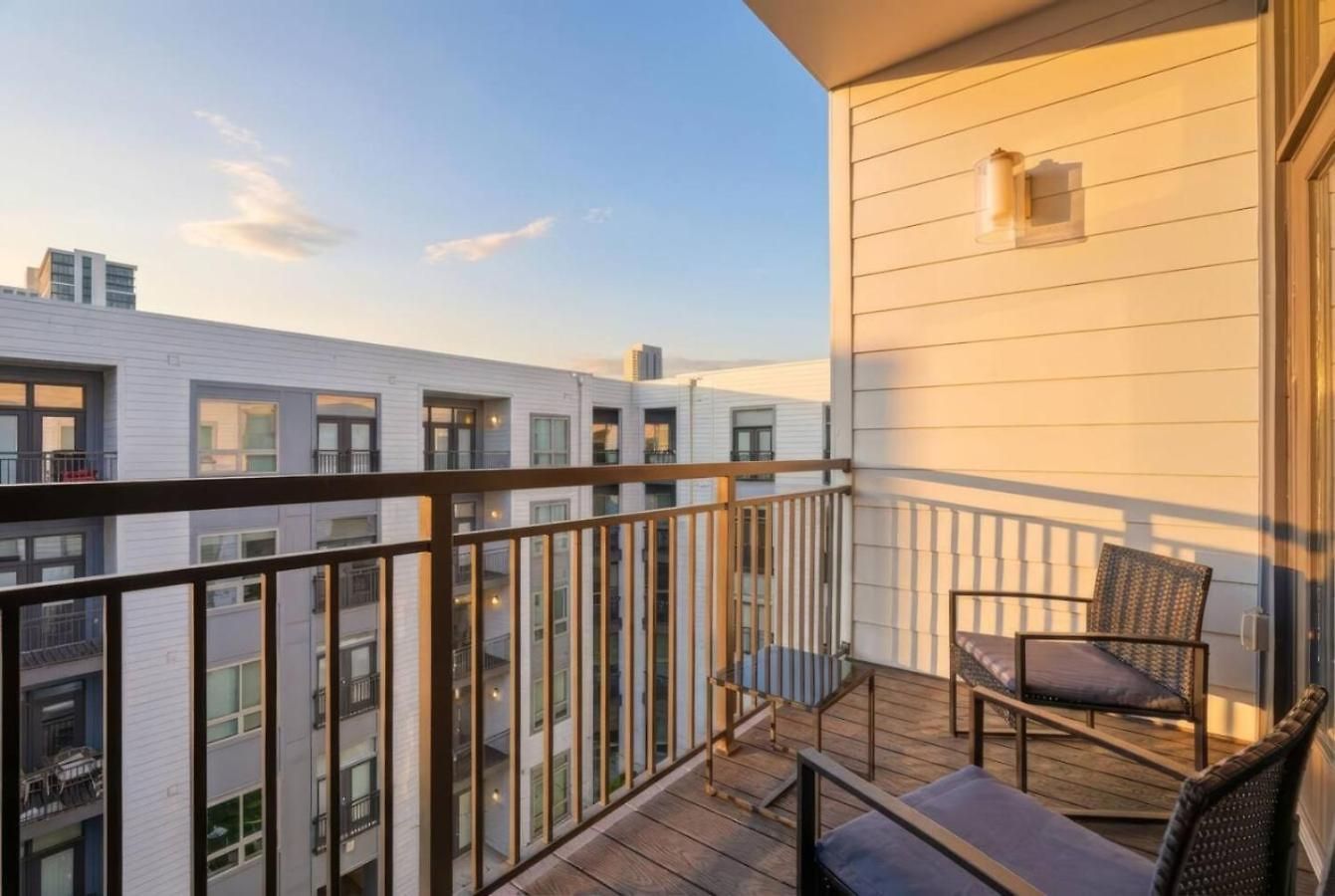 Skyline Retreat - Free Parking, Pool, Balcony *