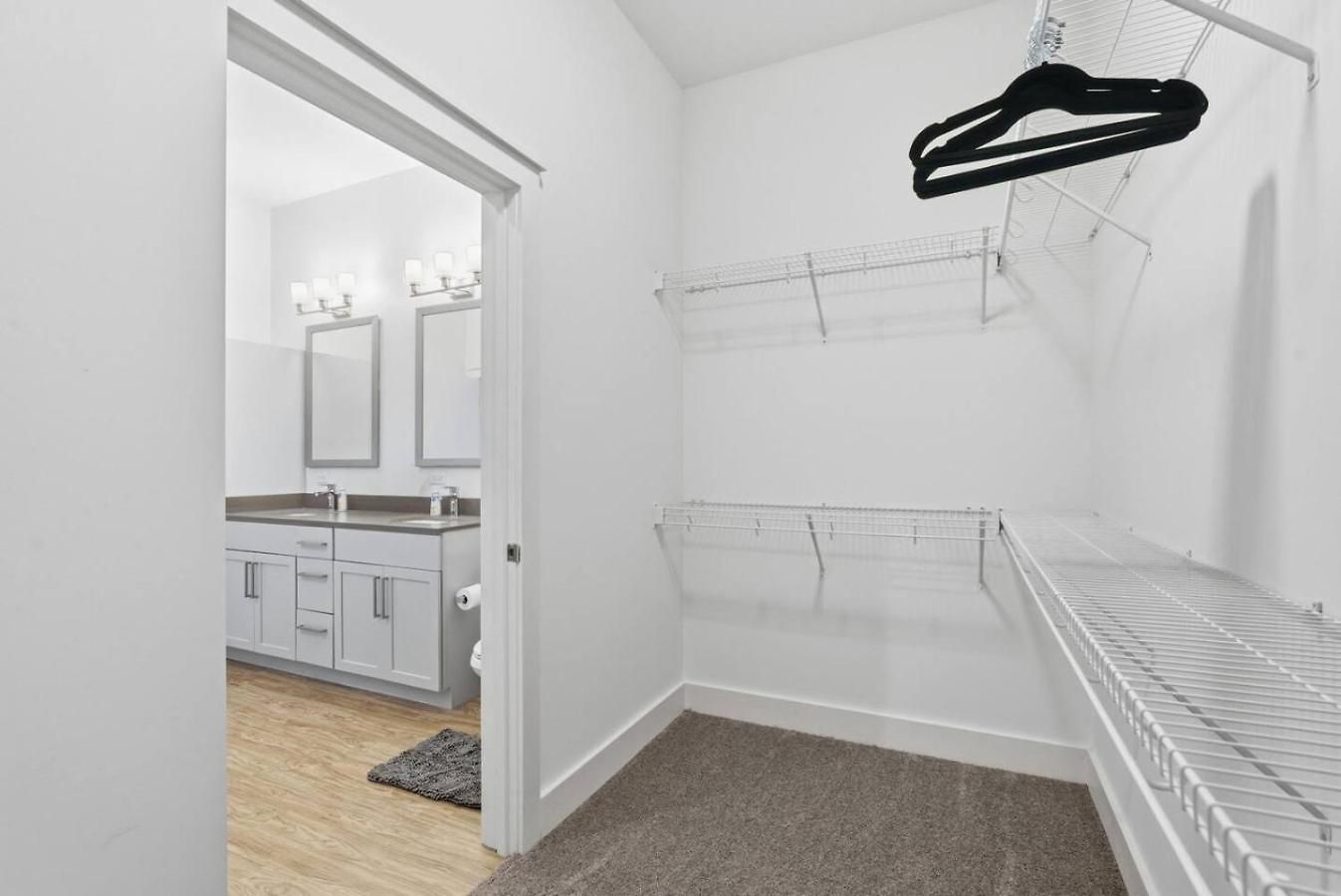 Apartment Queen Breeze - Parking, Pool, Walkable Charlotte