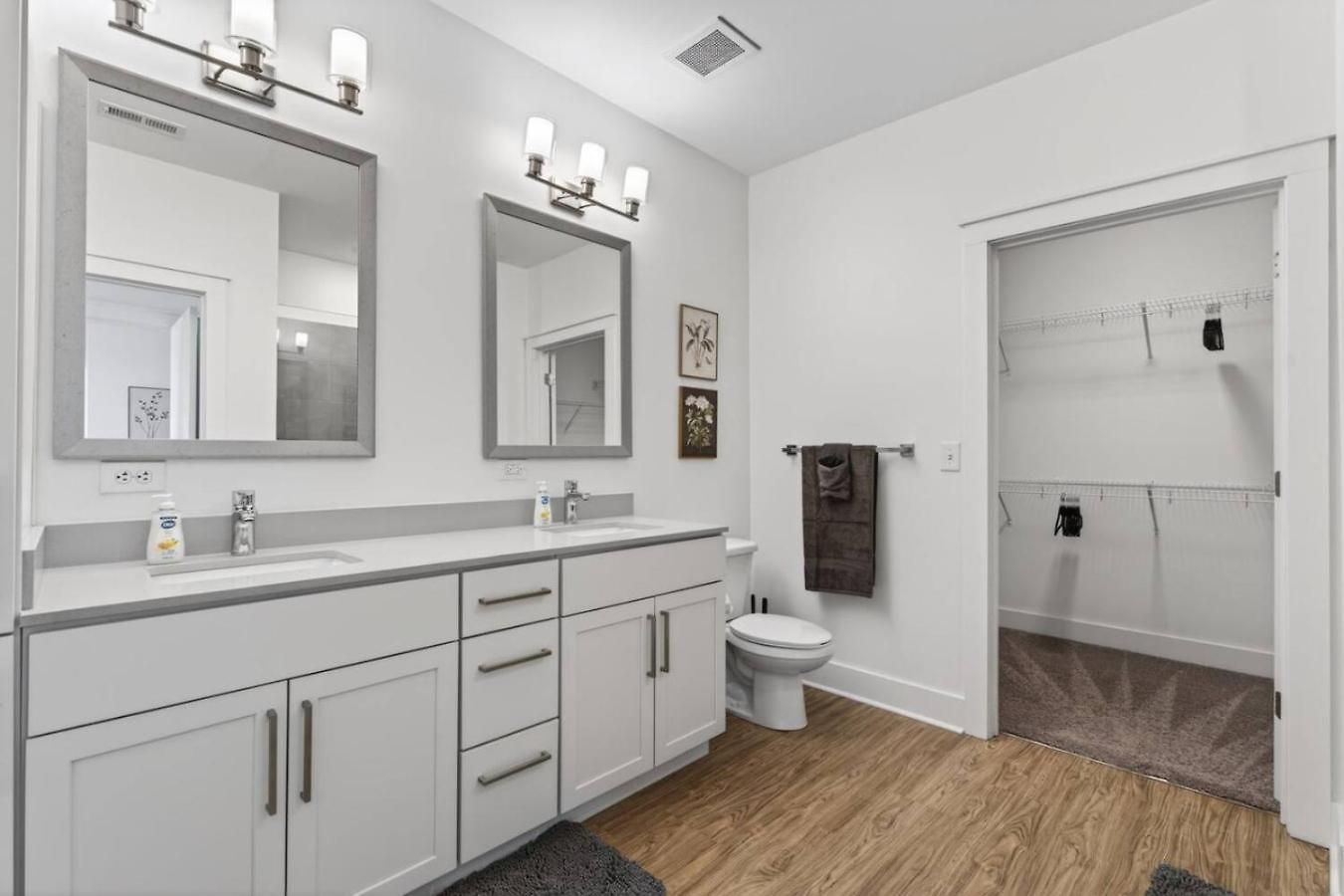 Queen Breeze - Parking, Pool, Walkable * Charlotte
