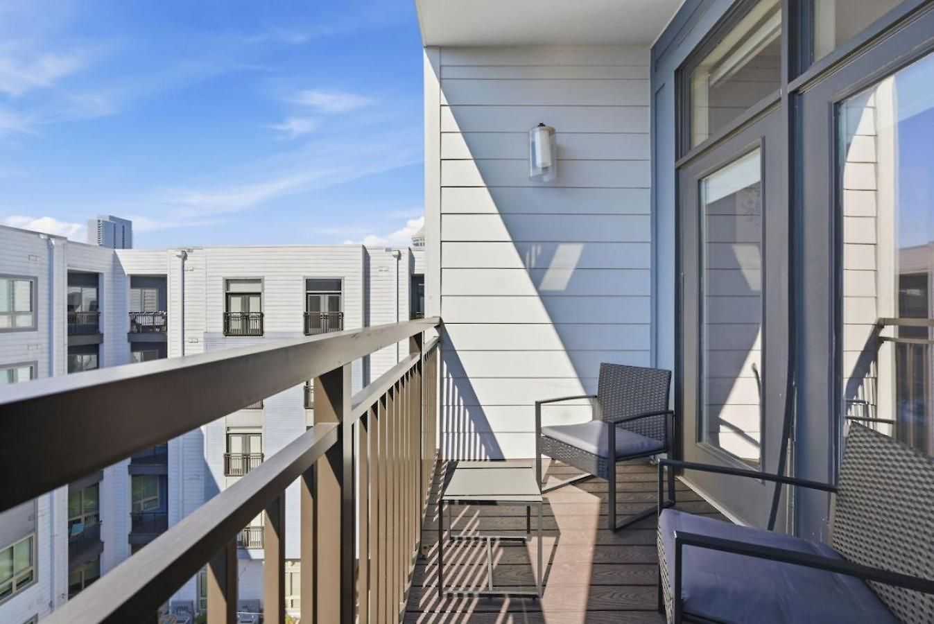 Skyline Retreat - Free Parking, Pool, Balcony Apartment Charlotte
