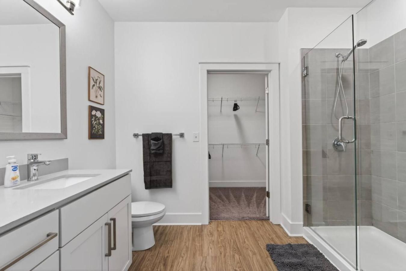 Queen Breeze - Parking, Pool, Walkable Apartment Charlotte