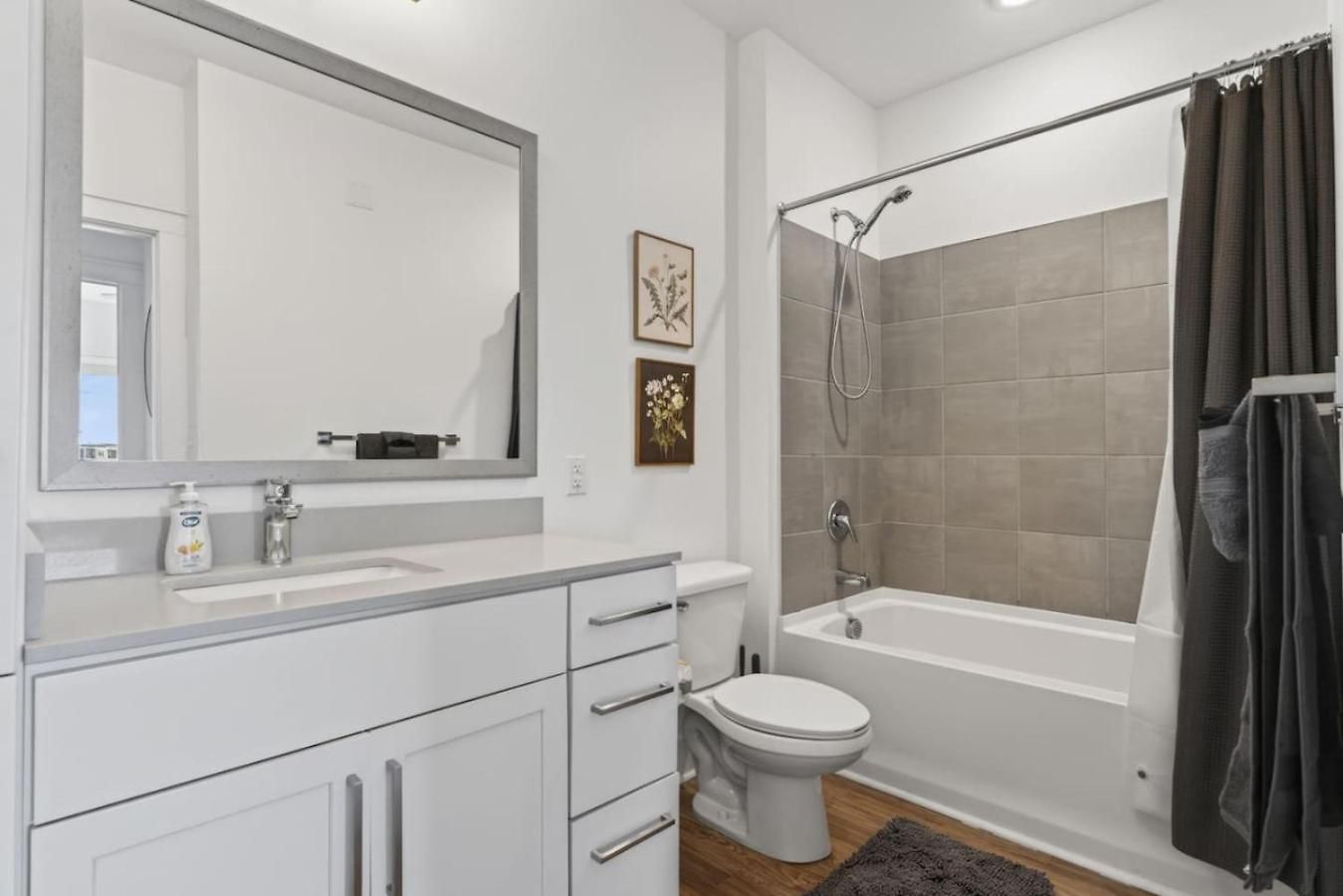 Queen Breeze - Parking, Pool, Walkable Charlotte