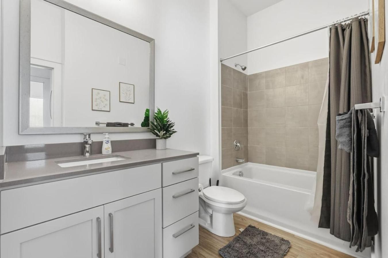 Apartment Skyline Retreat - Free Parking, Pool, Balcony Charlotte