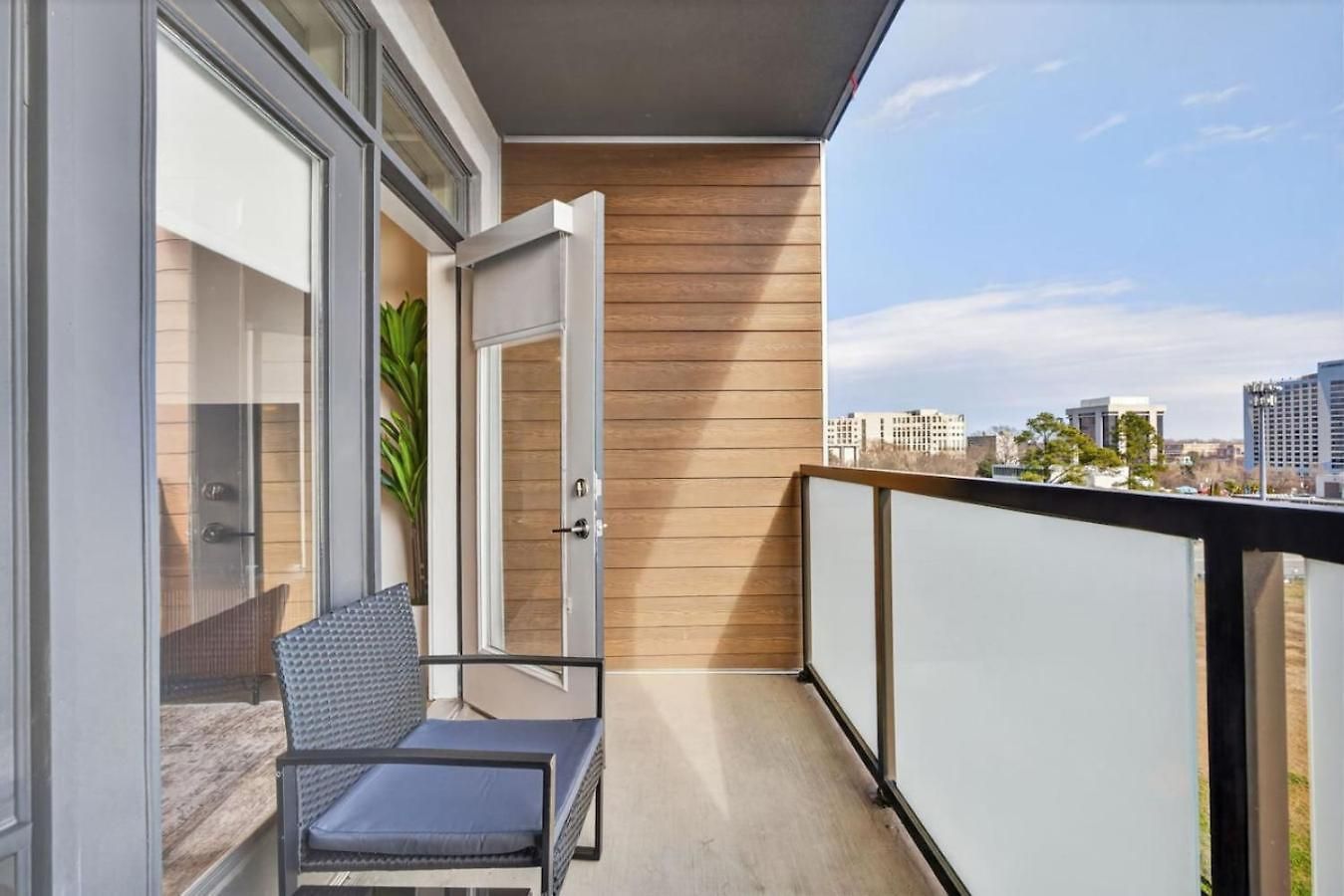 Queen Breeze - Parking, Pool, Walkable *