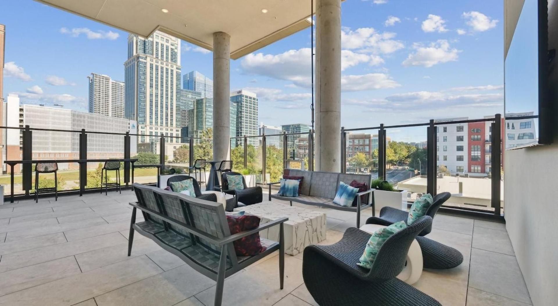 Landing - Bond On Mint Apartment *