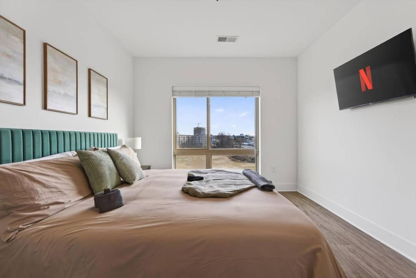 Queen Breeze - Parking, Pool, Walkable *