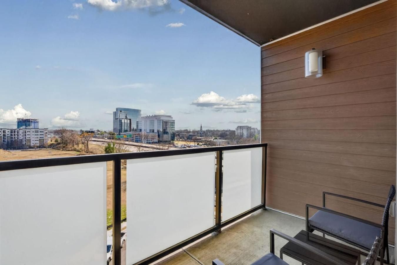 Queen Breeze - Parking, Pool, Walkable * Charlotte