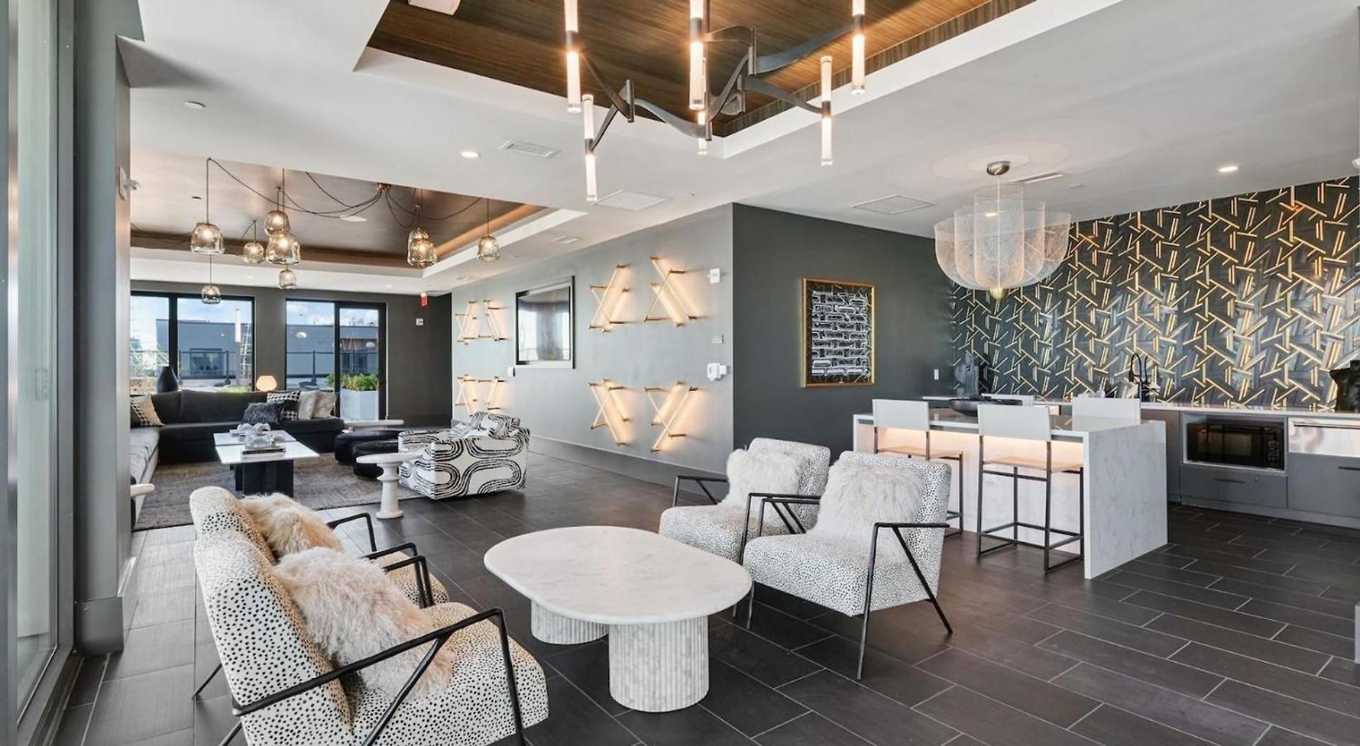 Apartment Landing - Bond On Mint *