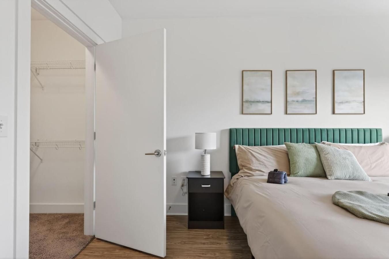 Queen Breeze - Parking, Pool, Walkable Apartment