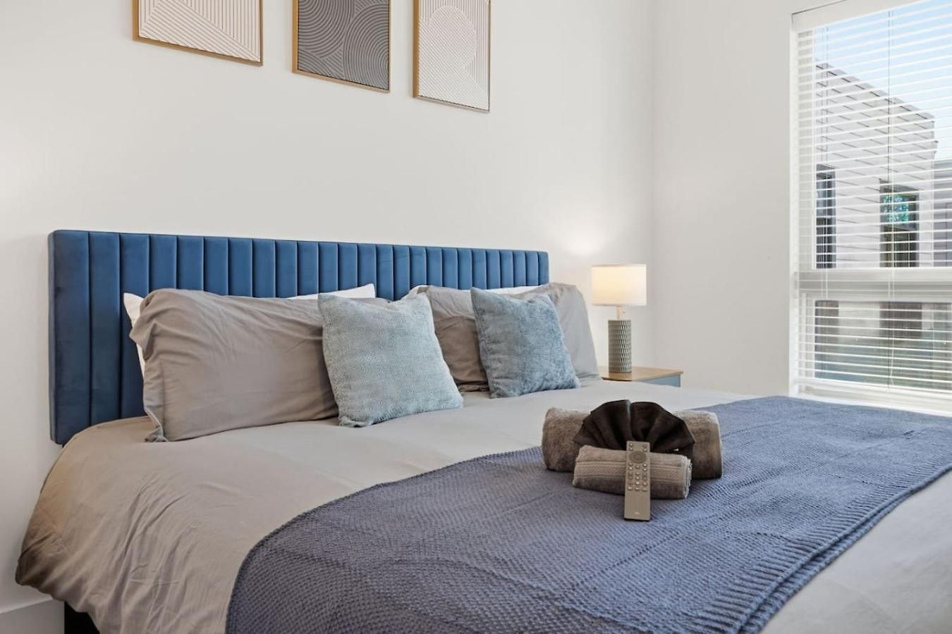 Skyline Retreat - Free Parking, Pool, Balcony