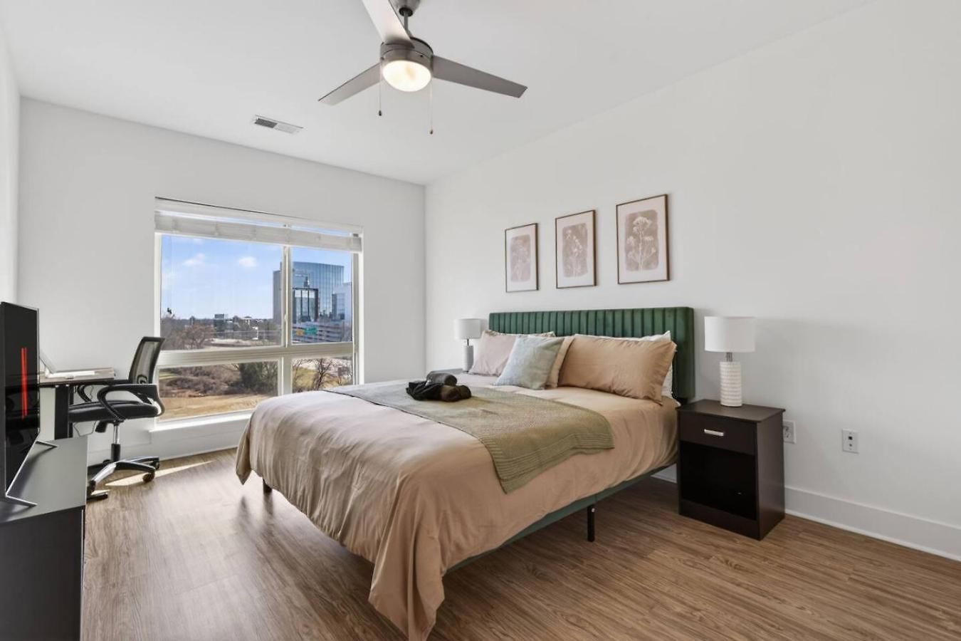Queen Breeze - Parking, Pool, Walkable Charlotte