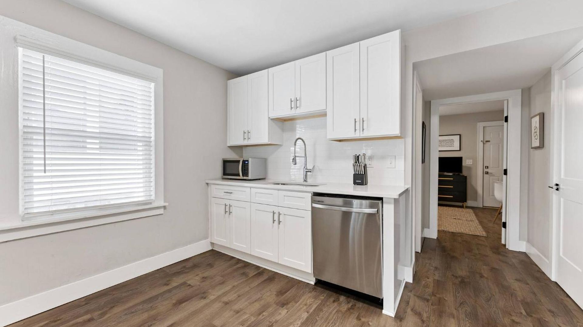 Optimist Abode 4: <7min To Noda-midwood-uptown Apartment