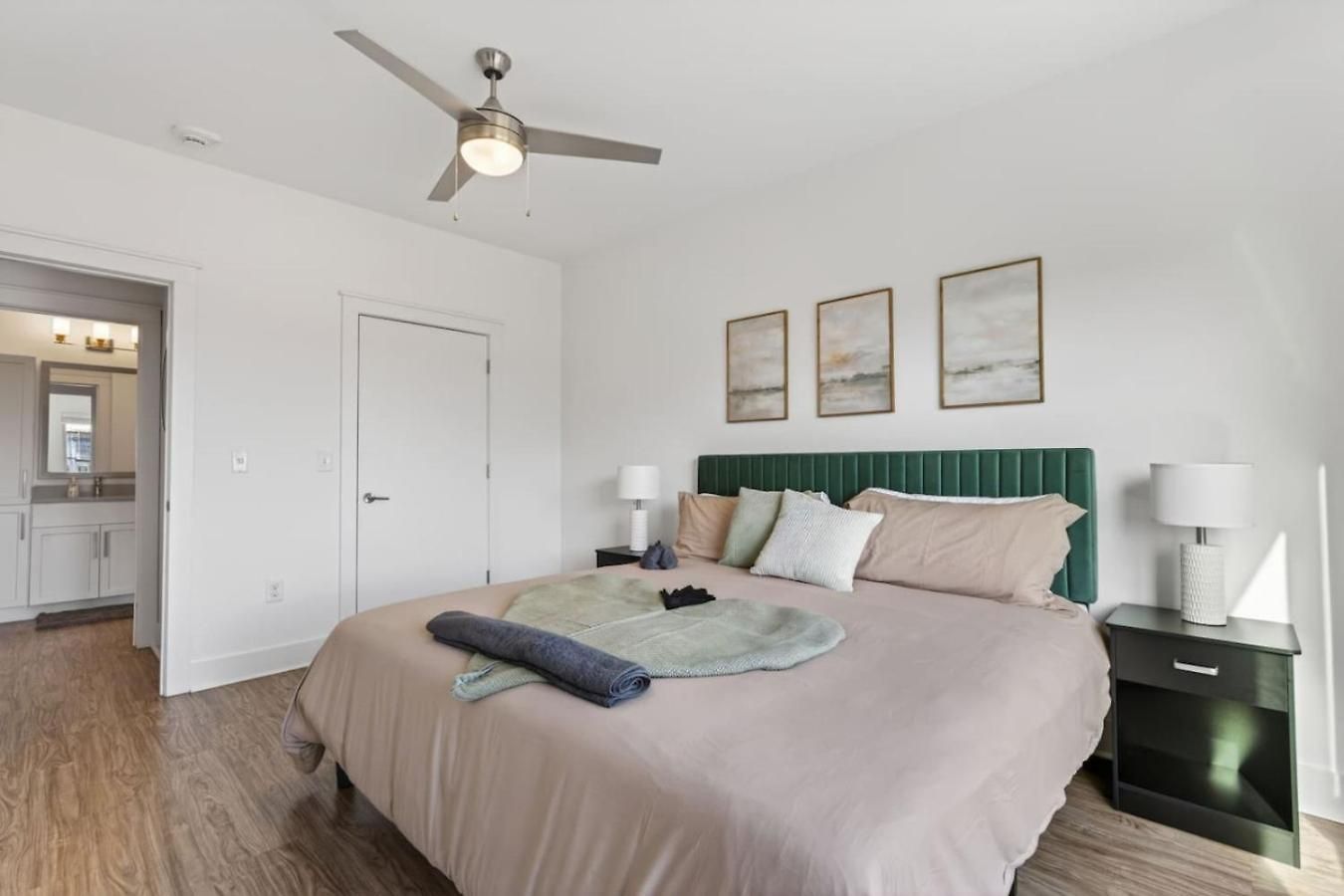 Queen Breeze - Parking, Pool, Walkable Apartment Charlotte
