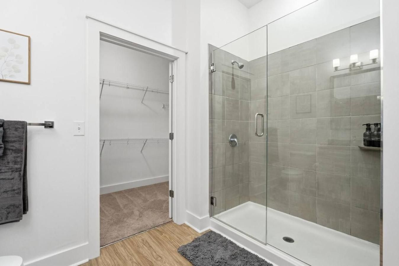 Skyline Retreat - Free Parking, Pool, Balcony * Charlotte