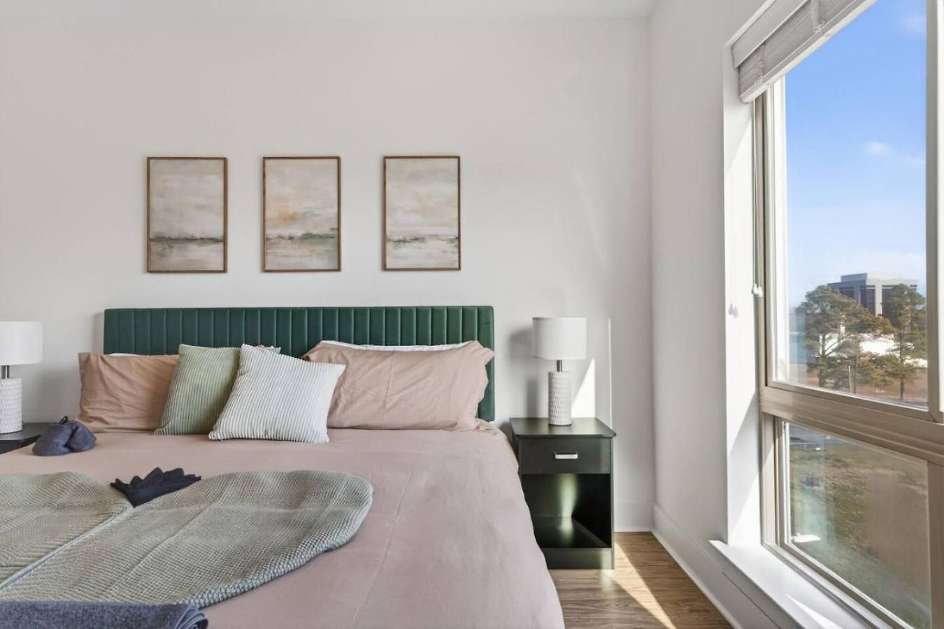 Queen Breeze - Parking, Pool, Walkable * Charlotte