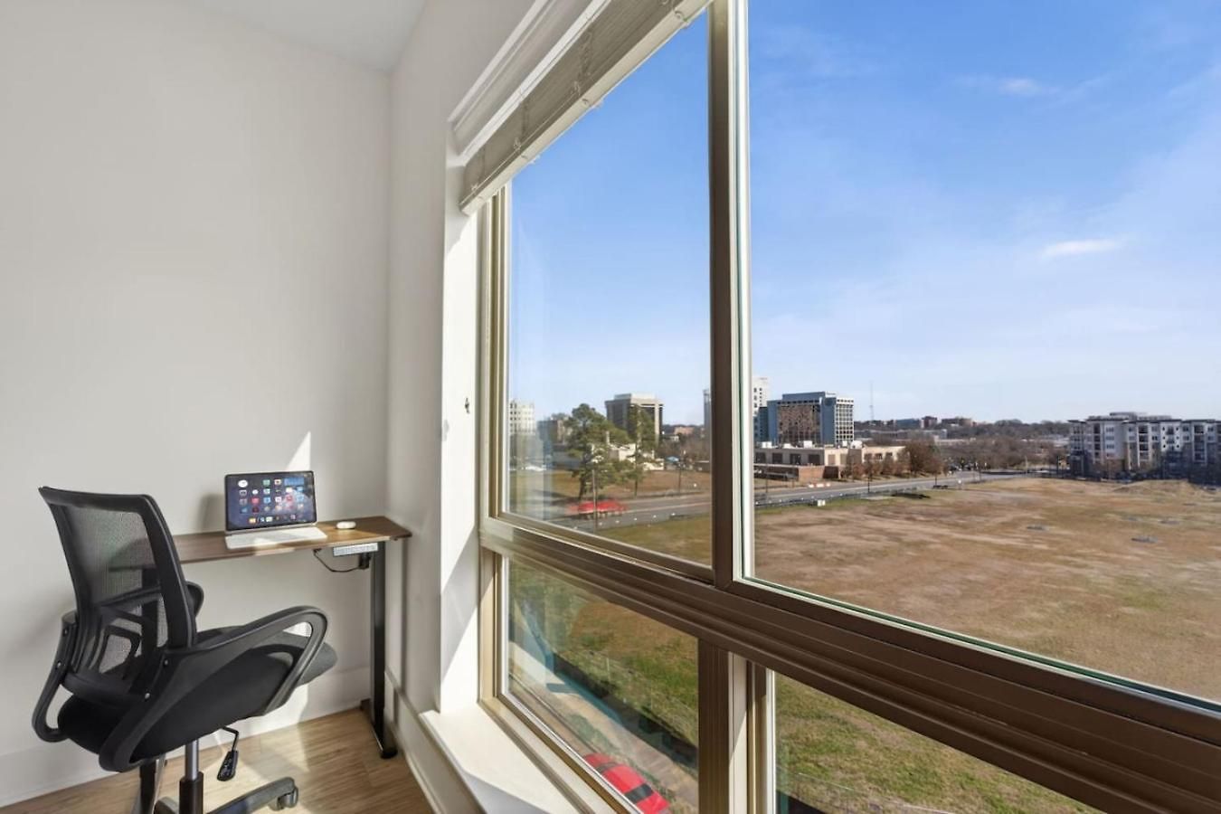 Queen Breeze - Parking, Pool, Walkable