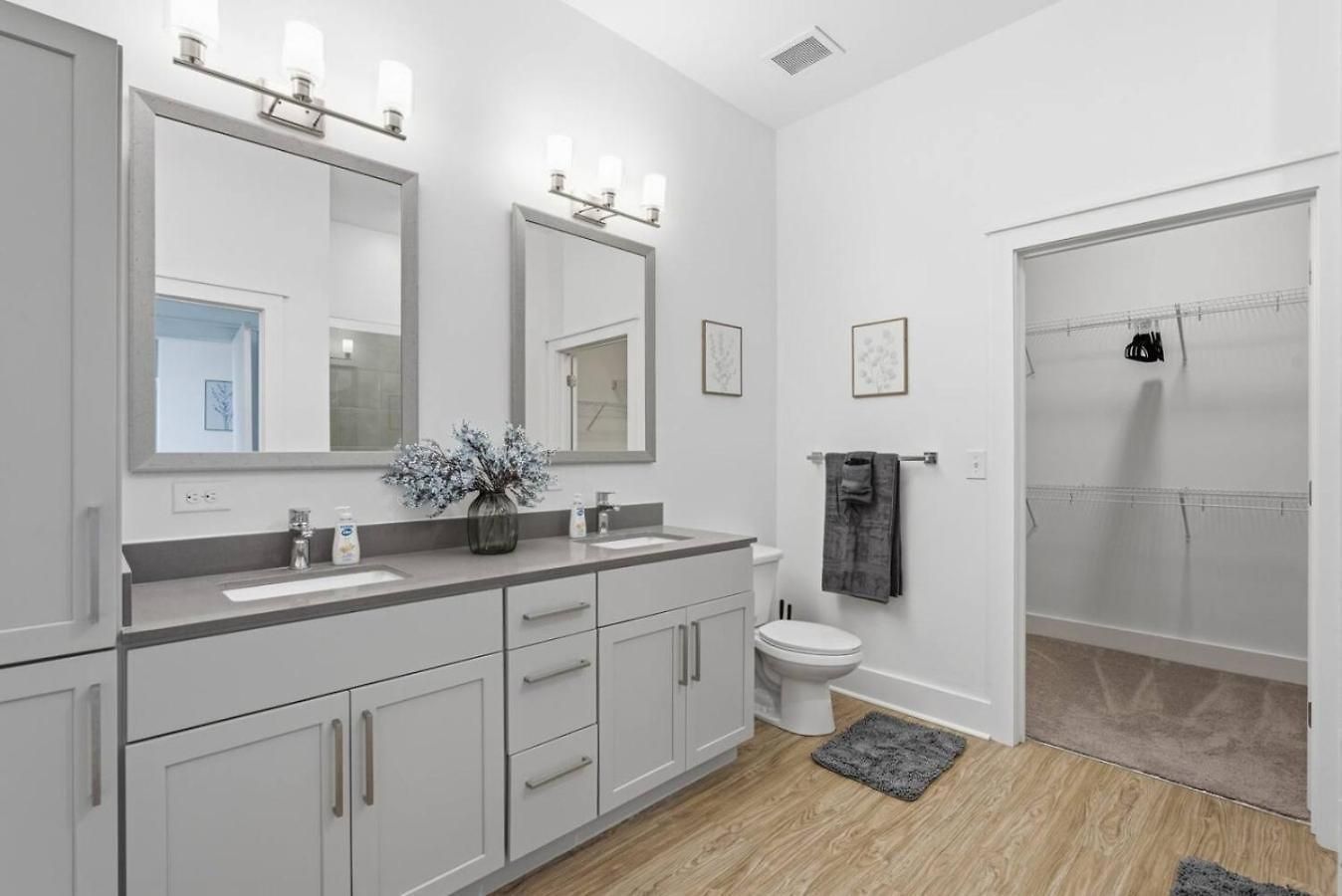 Skyline Retreat - Free Parking, Pool, Balcony * Charlotte