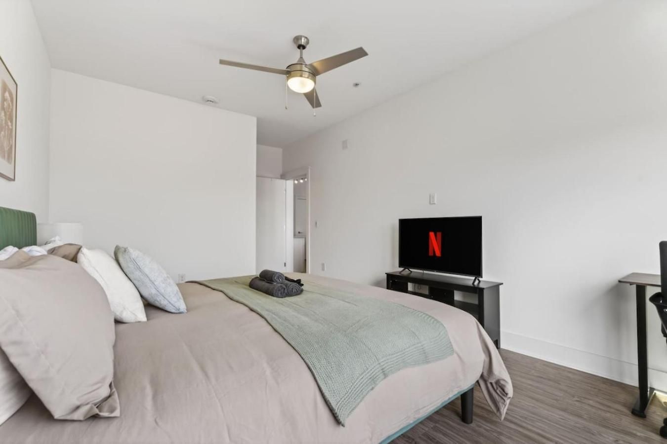 Queen Breeze - Parking, Pool, Walkable * Charlotte