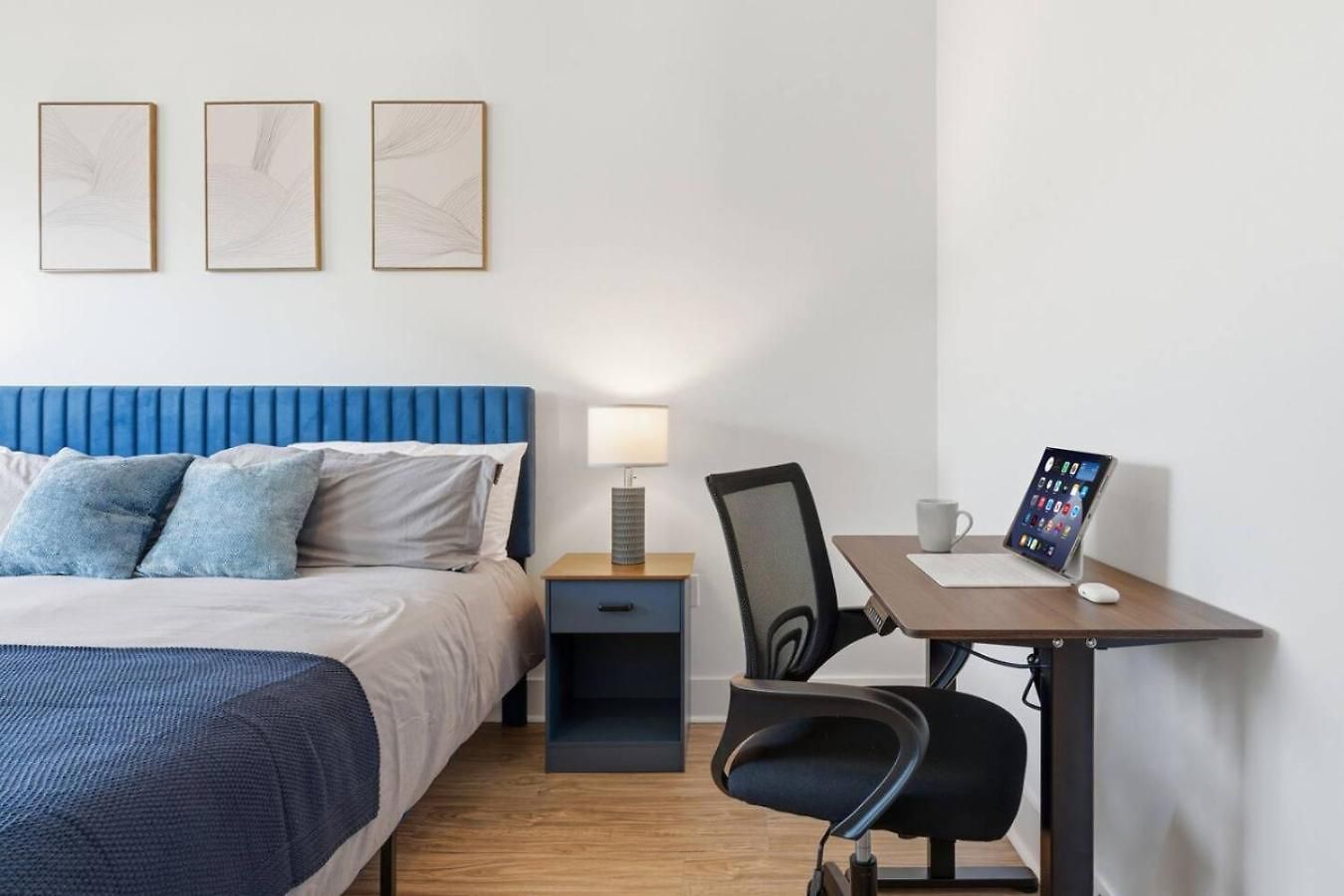 Skyline Retreat - Free Parking, Pool, Balcony Apartment