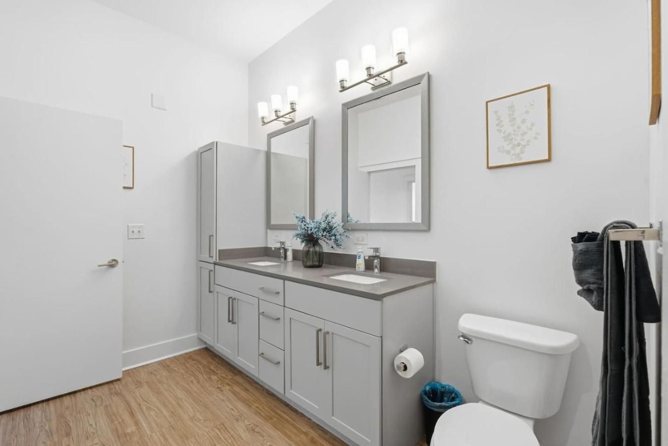 Apartment Skyline Retreat - Free Parking, Pool, Balcony